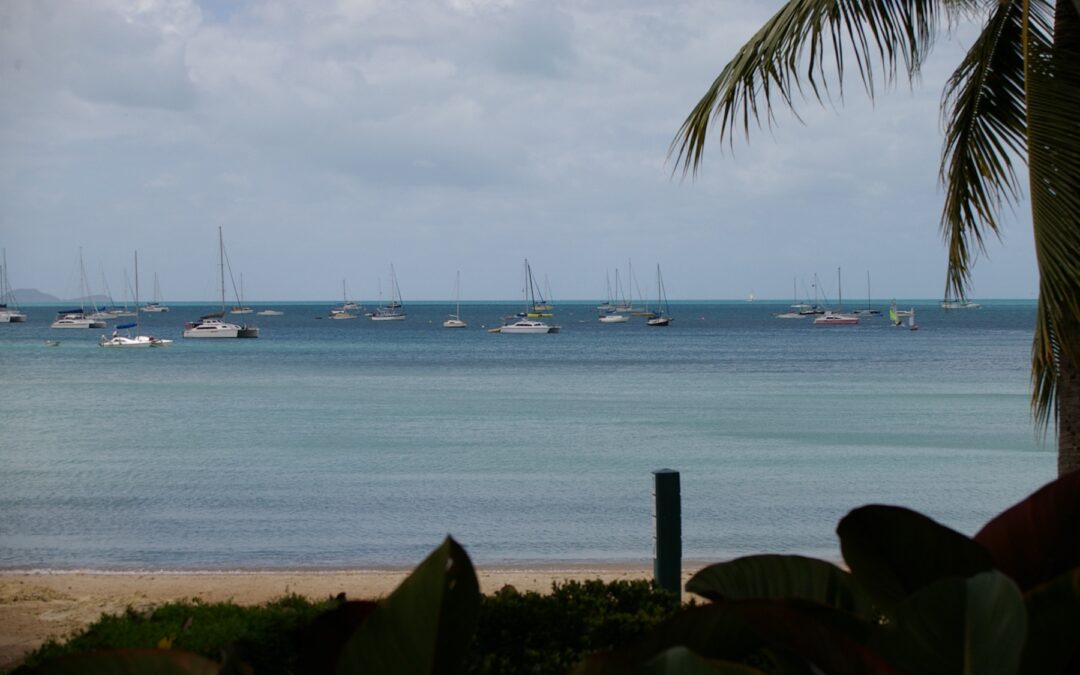 Airlie for free: lagoon mornings and lookout sunsets